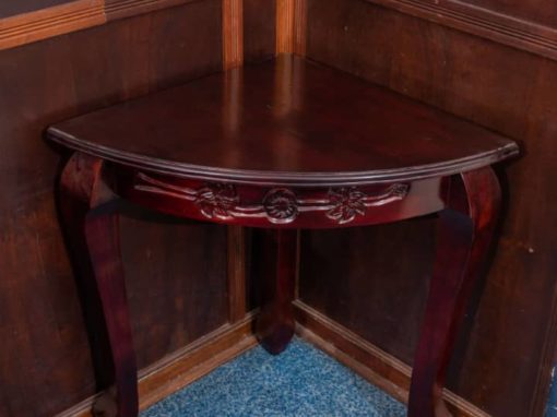 Corner table